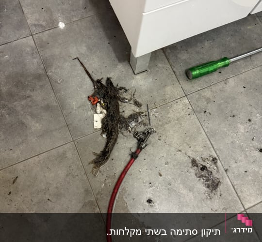 כלים וחומרים על רצפה רטובה עם לכלוך